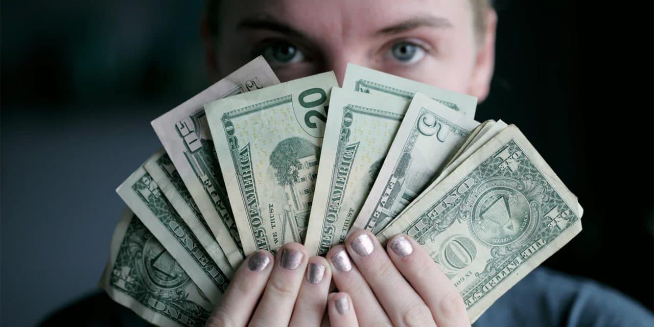 4 Tips for Women to Avoid Overspending