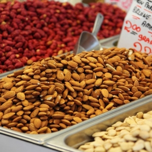 What are the Benefits of Eating Almonds Regularly
