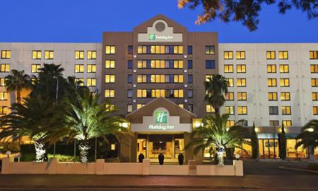 The Pros And Cons Of Staying In A Luxury Hotel