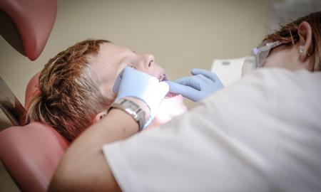 Natural ways to achieve healthier and stronger teeth