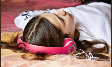 Music reduces anxiety and pain during surgery